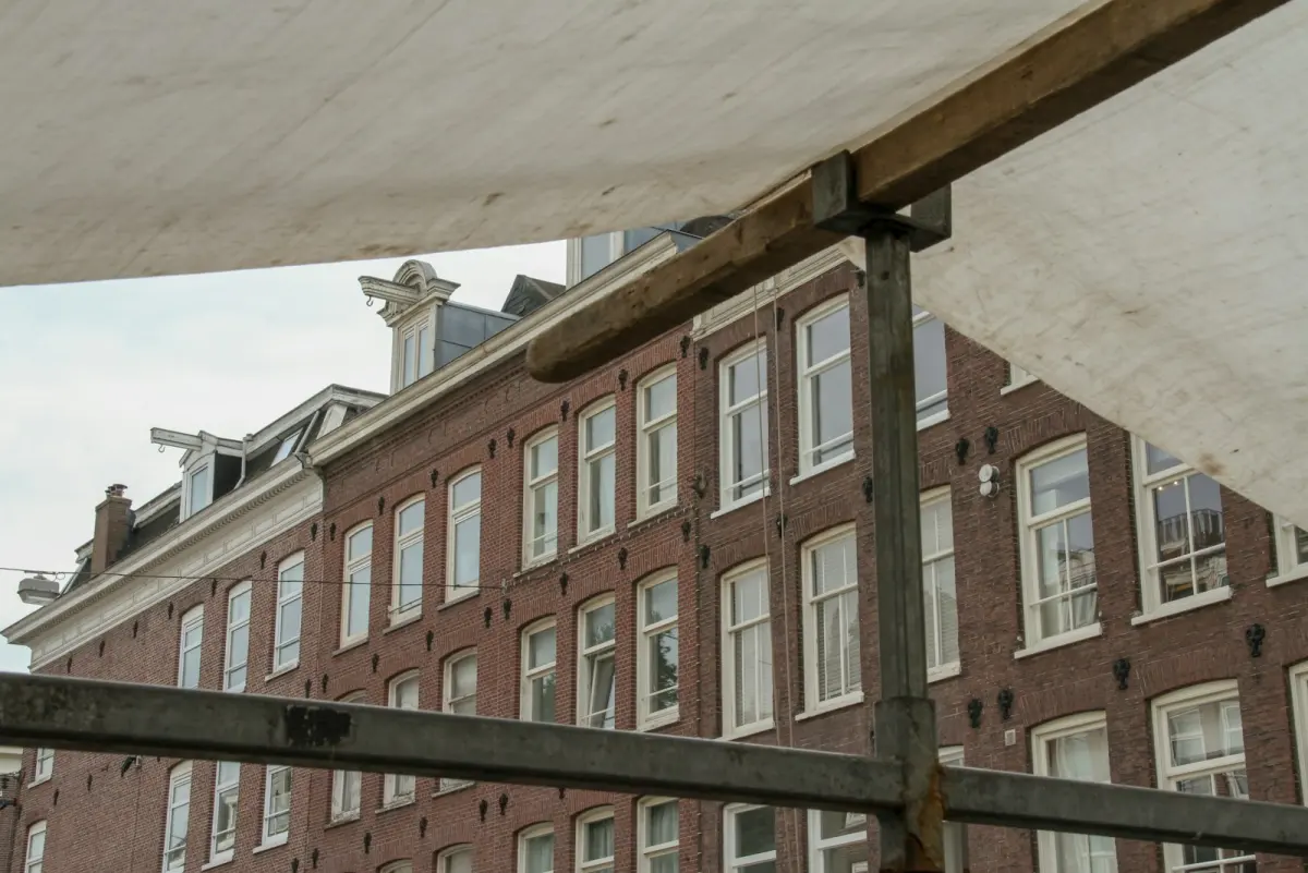 Plat Dak Isoleren Amsterdam VvE: Aanpak & Kosten 2026