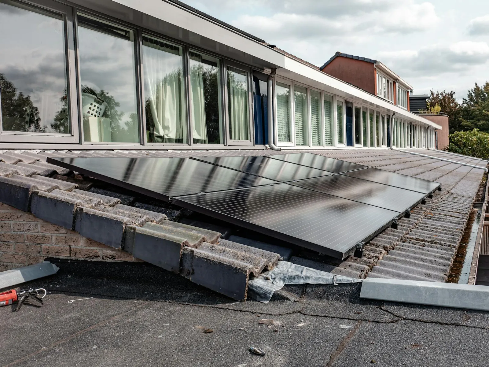Zonnepanelen Schuin Dak Amsterdam: Kosten & Subsidie